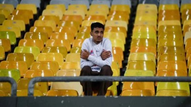 مشجع الزمالك وحيدا في المدرجات