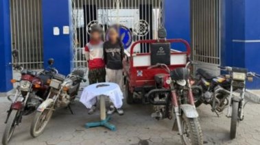 المتهمان وبحوزتهما المضبوطات