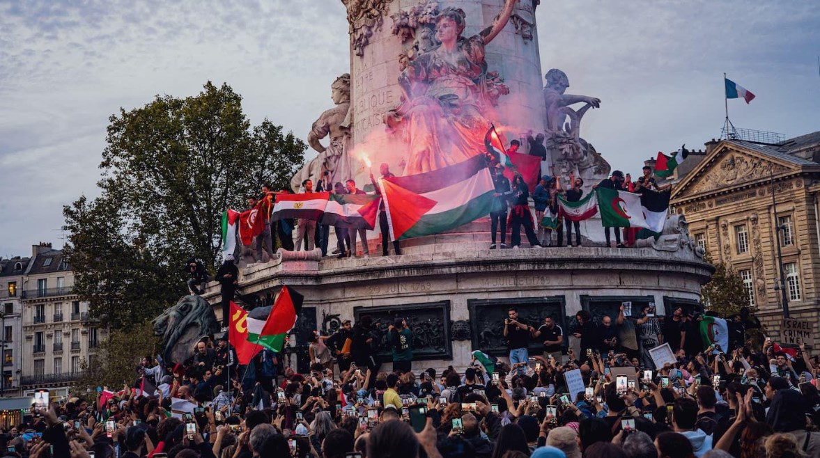 مباراة منتخب مصر تُعرض على شاشة عملاقة في قلب باريس