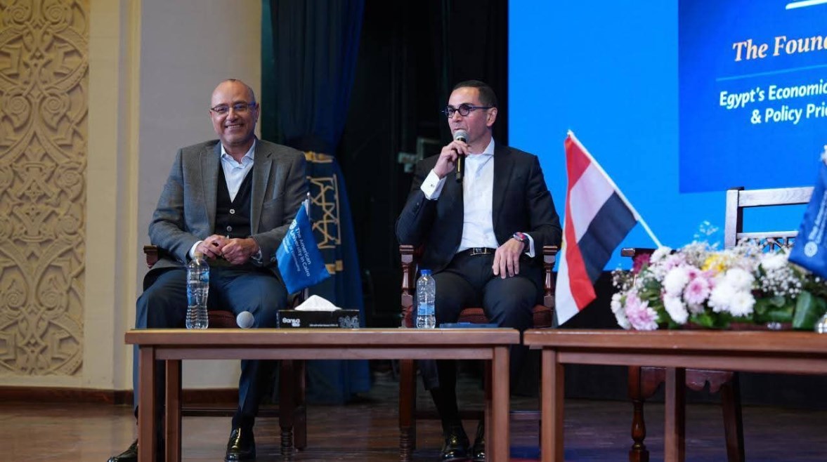وزير الاستثمار حسن الخطيب خلال جلسة نقاشية بالجامعة الأمريكية بالقاهرة