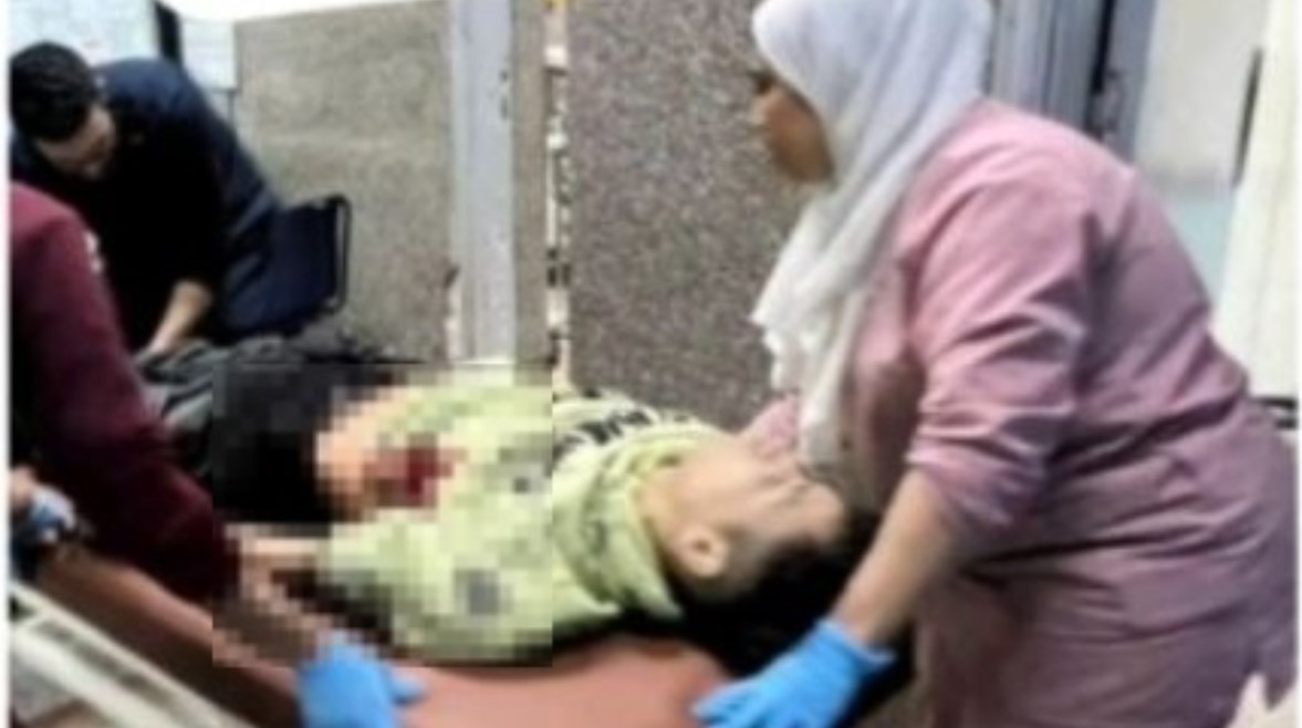 المجني عليه خلال محاولة إنقاذه بالمستشفى