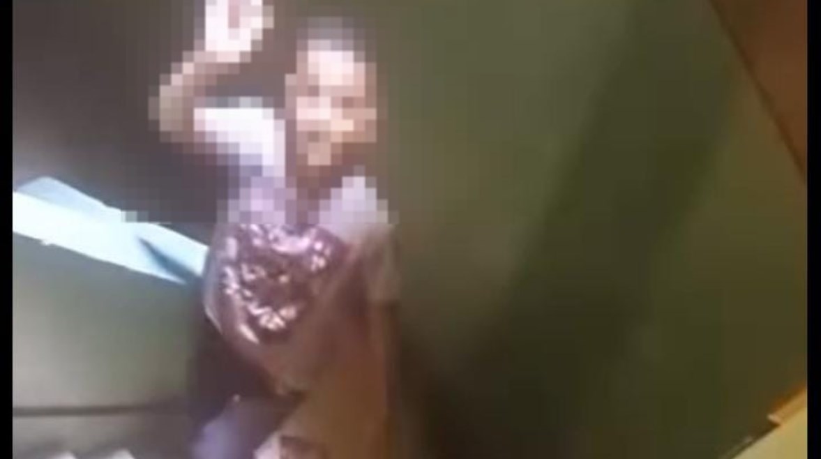 طفل يقوم بحركات غير لائقة أمام منزل السيدة