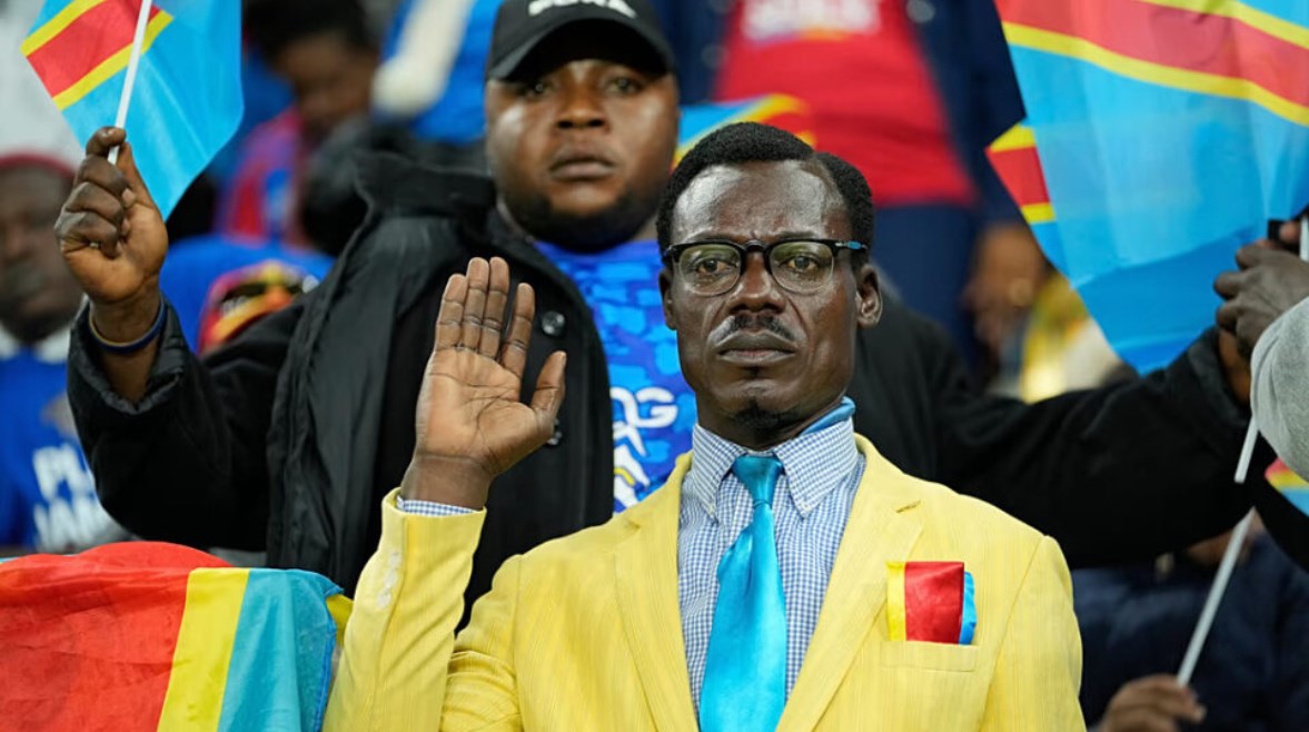 "المشجع التمثال" كما وصفه المتابعون