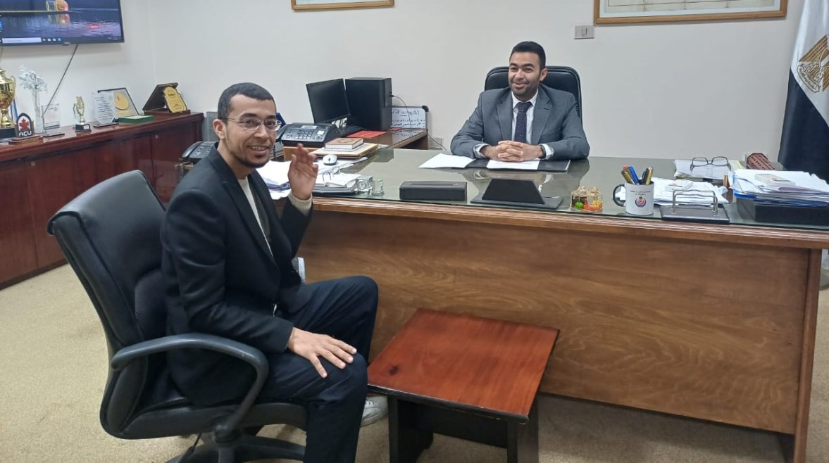 الدكتور أيمن عباس مع محرر تليجراف مصر