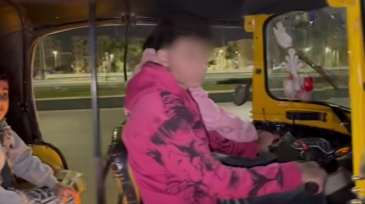 لقطة من فيديو سائق التوكتوك