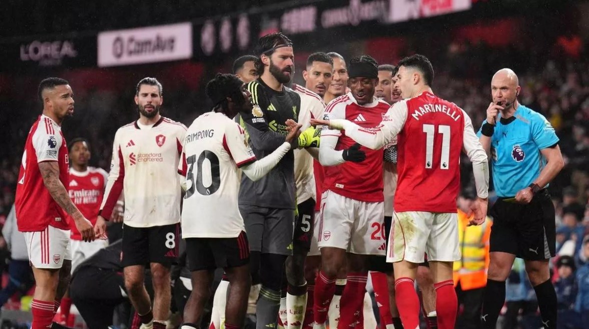 لاعبو أرسنال وليفربول