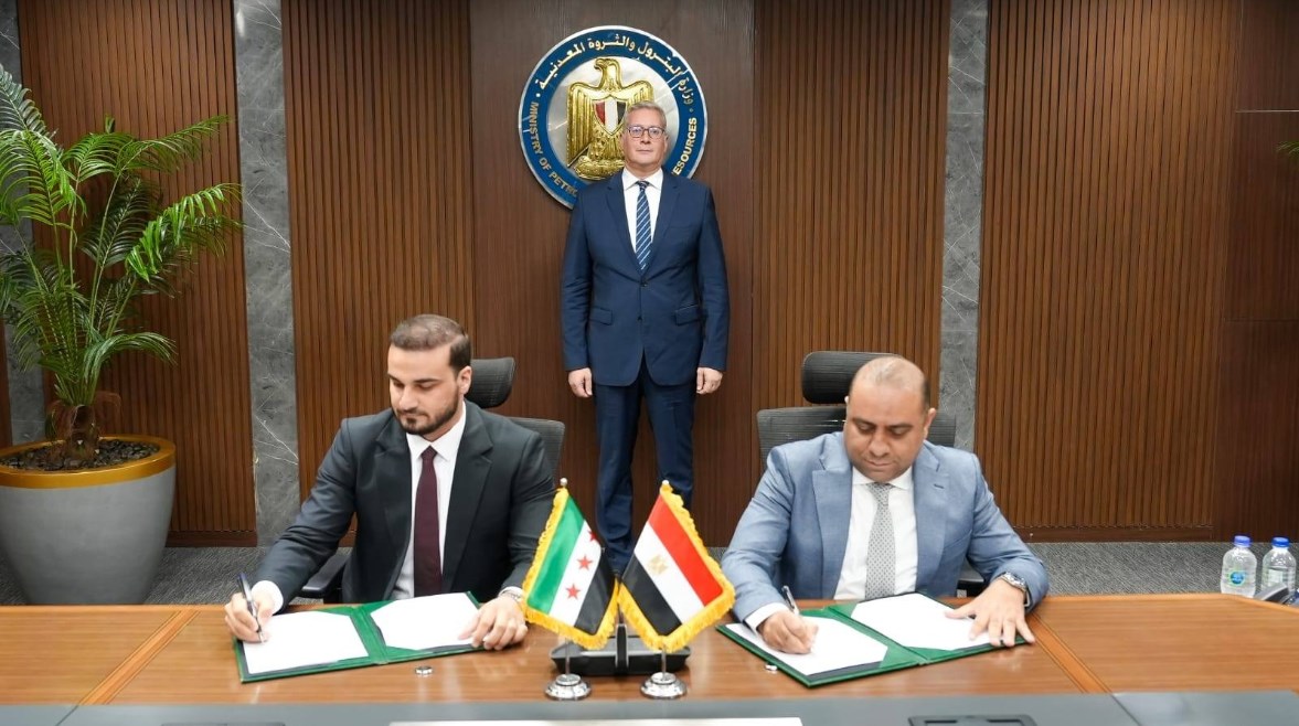 جانب من التوقيع