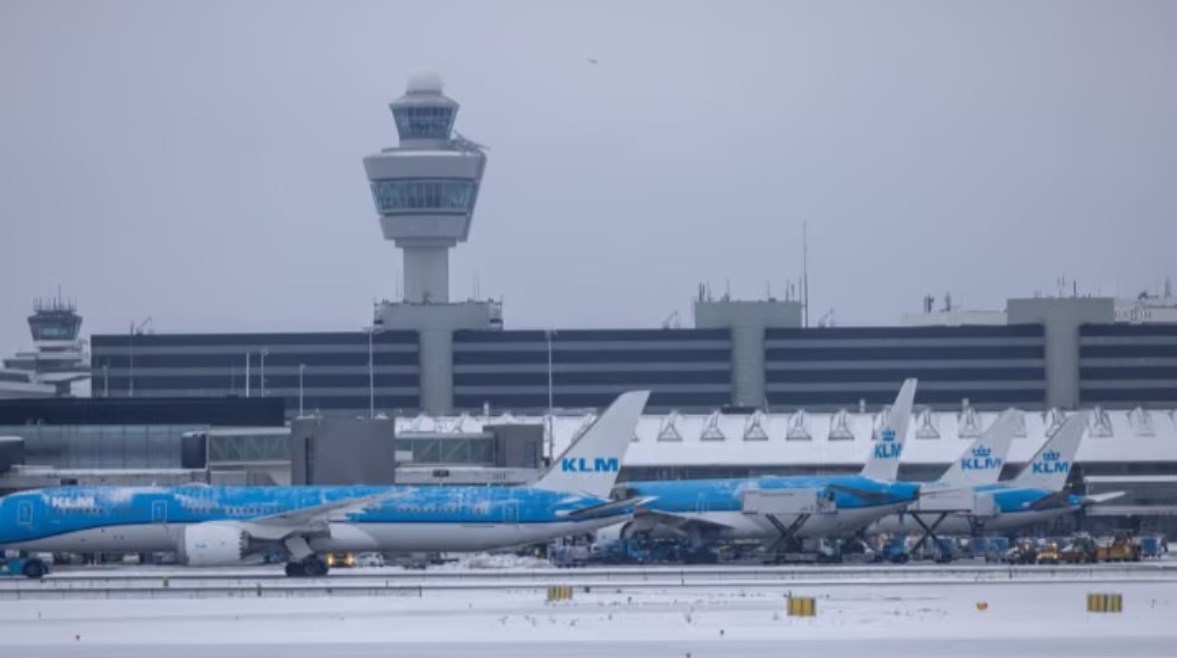 الثلوج تلغي عشرات الرحلات الجوية في هولندا 