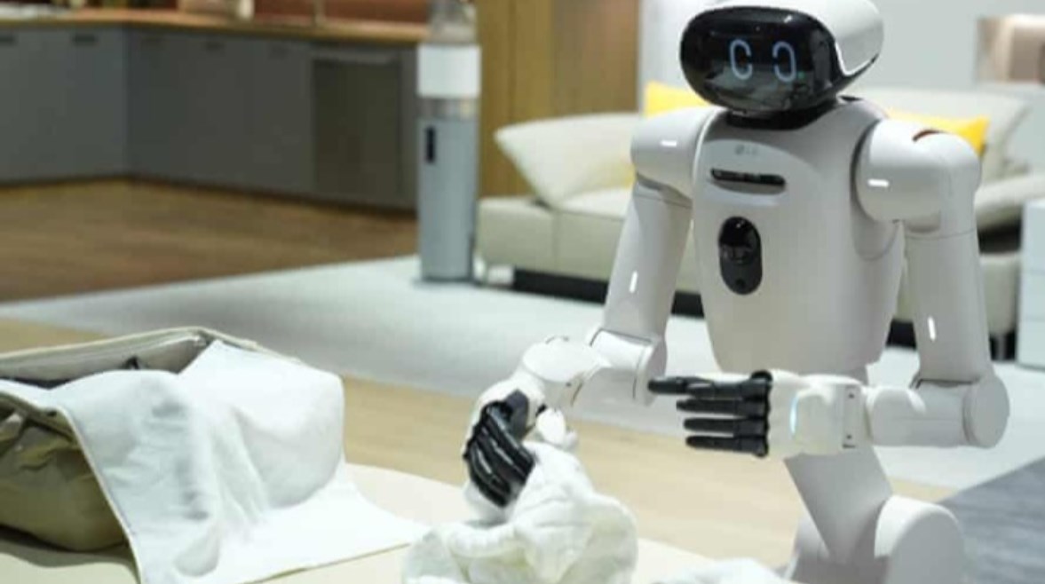 روبوت LG CLOiD يطوي الملابس في جناح شركة إل جي إلكترونيكس بمعرض الإلكترونيات الاستهلاكية CES 2026