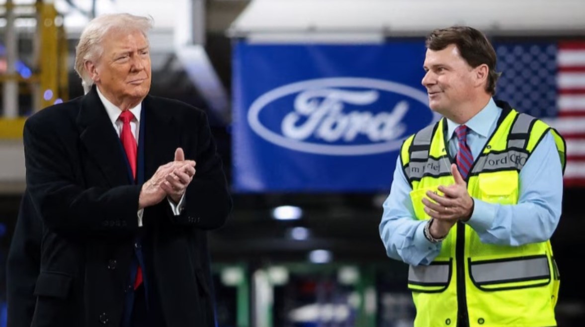 الرئيس الأمريكي دونالد ترامب في زيارة لمصنع فورد 