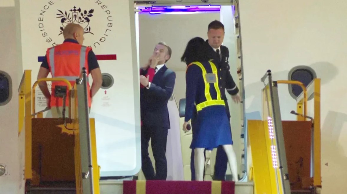 لحظة غريبة يبدو فيها أن ماكرون قد تلقى صفعة على وجهه من زوجته ، صورة أرشيفية 