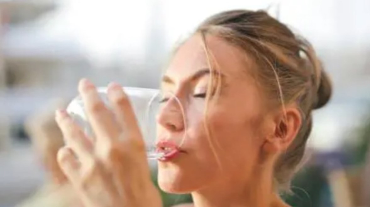 أهمية شرب الماء الدافئ في الصباح - أرشيفية