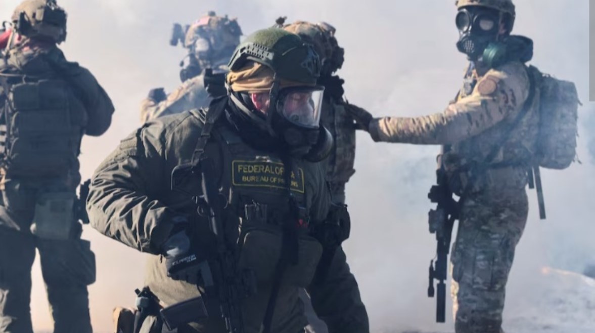 ضباط الشرطة الفيدرالية يطلقون قنابل مسيلة للدموع وسط مظاهرات حاشدة في مينيابوليس