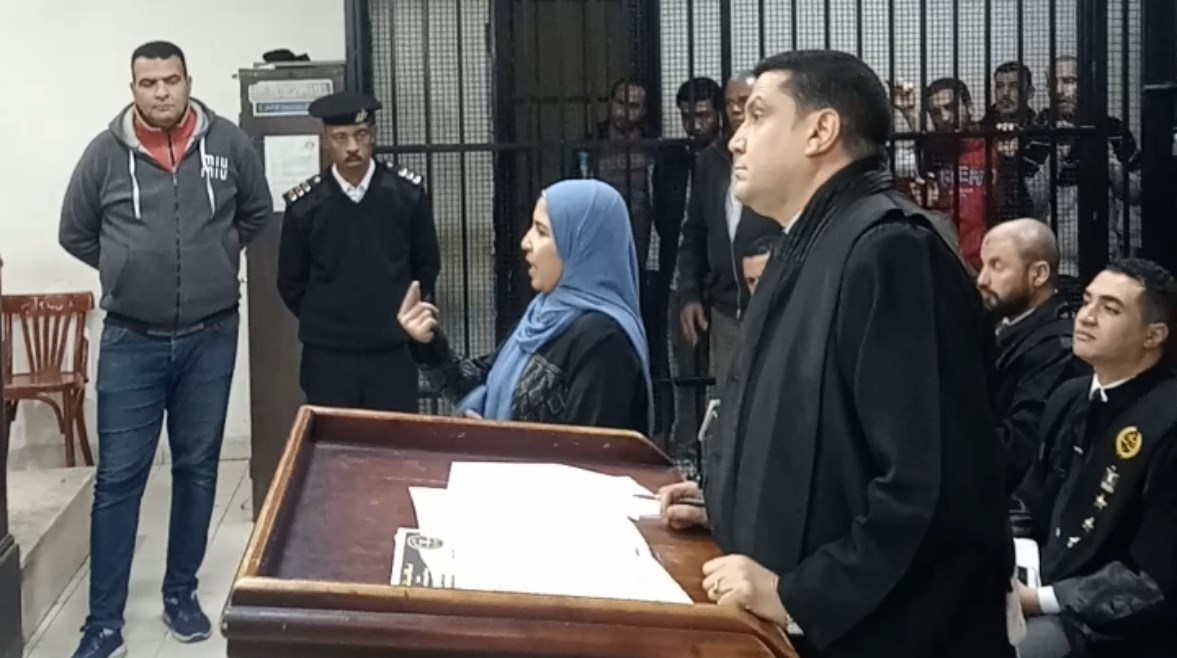 الأم المتهمة أمام هيئة المحكمة