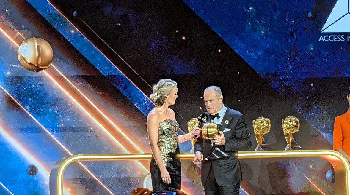 السير محمد منصور يتسلم الجائزة 