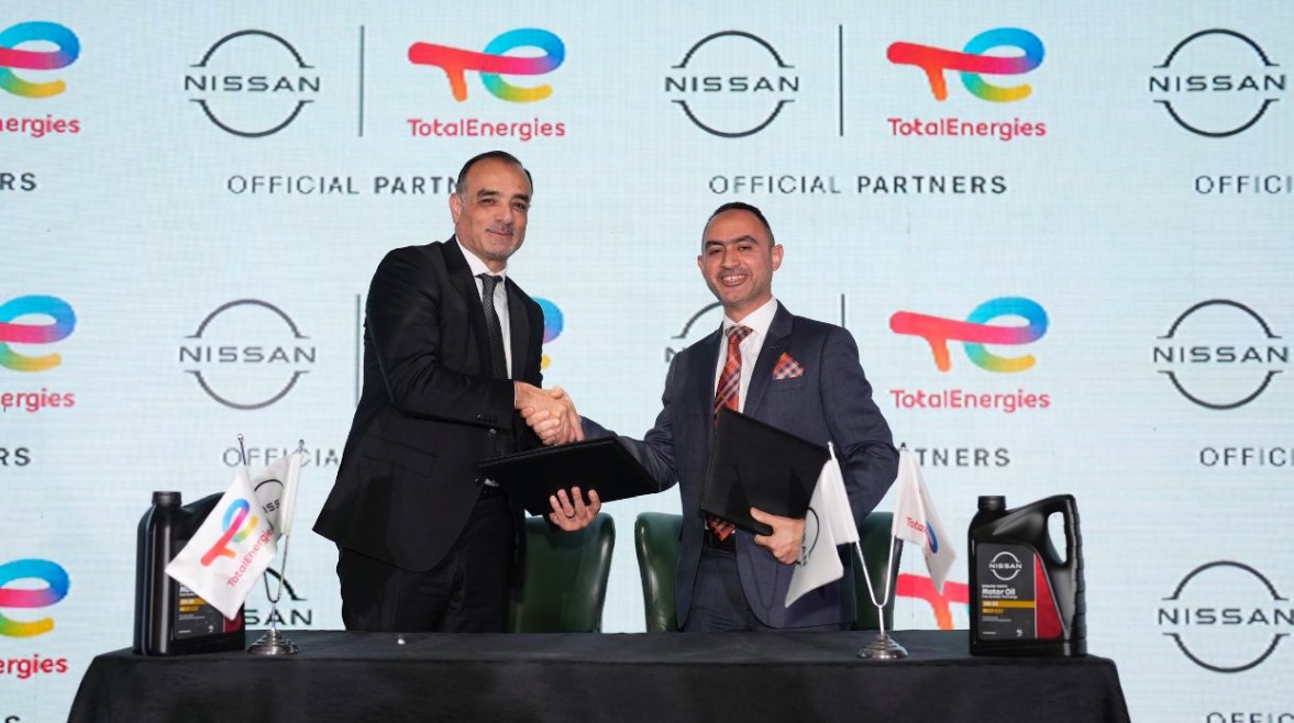 محمد عبد الصمد يصافح معتز نزال بعد التوقيع 