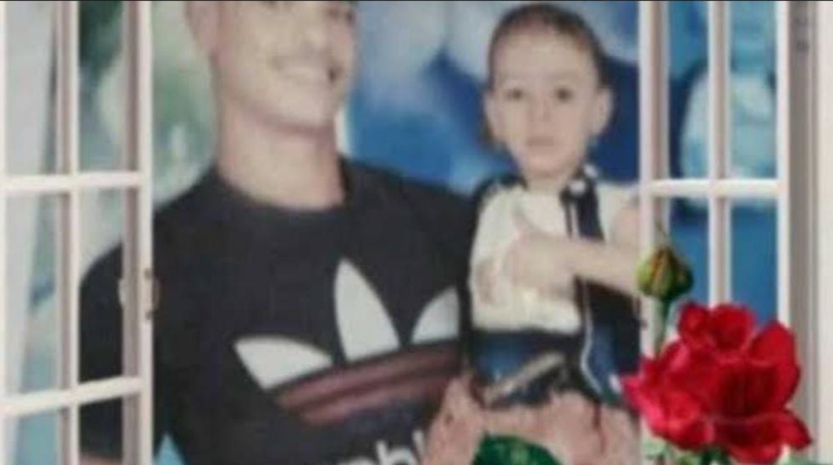 المتهم مع أحد أطفاله