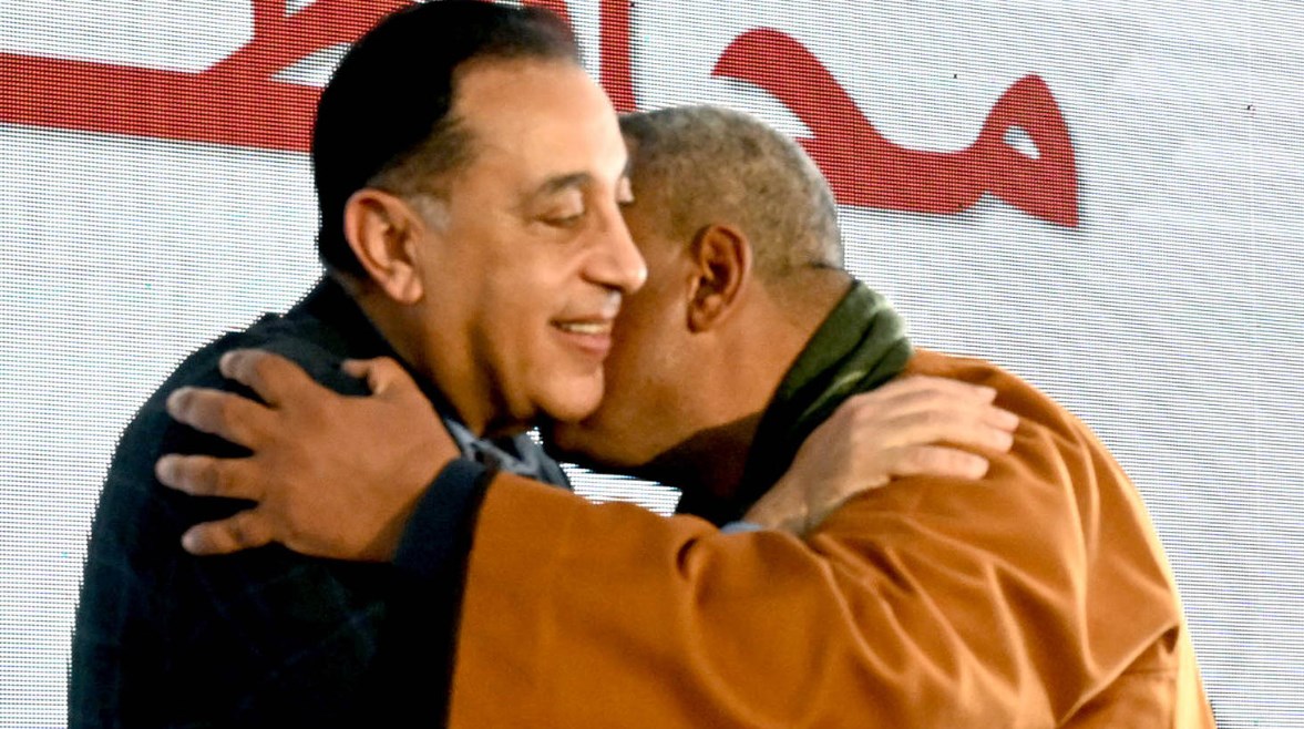 عناق أحد أبناء المنيا لرئيس الوزراء