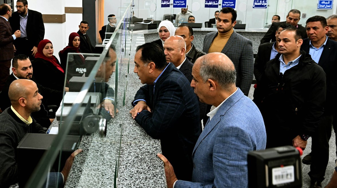 رئيس الوزراء يحاور موظفي "تكنولوجي المنيا"