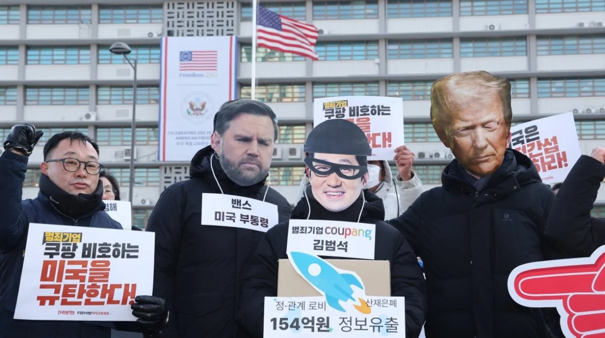 قناع الرئيس الأمريكي دونالد ترامب