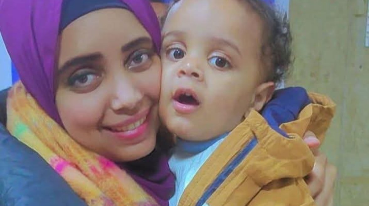 السيدة دينا بهاء الدين رفقة نجلها بعد عودته