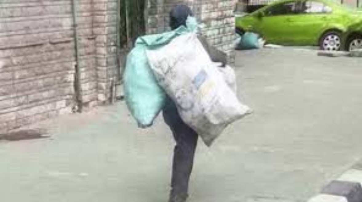 عامل قمامة _ أرشيفية