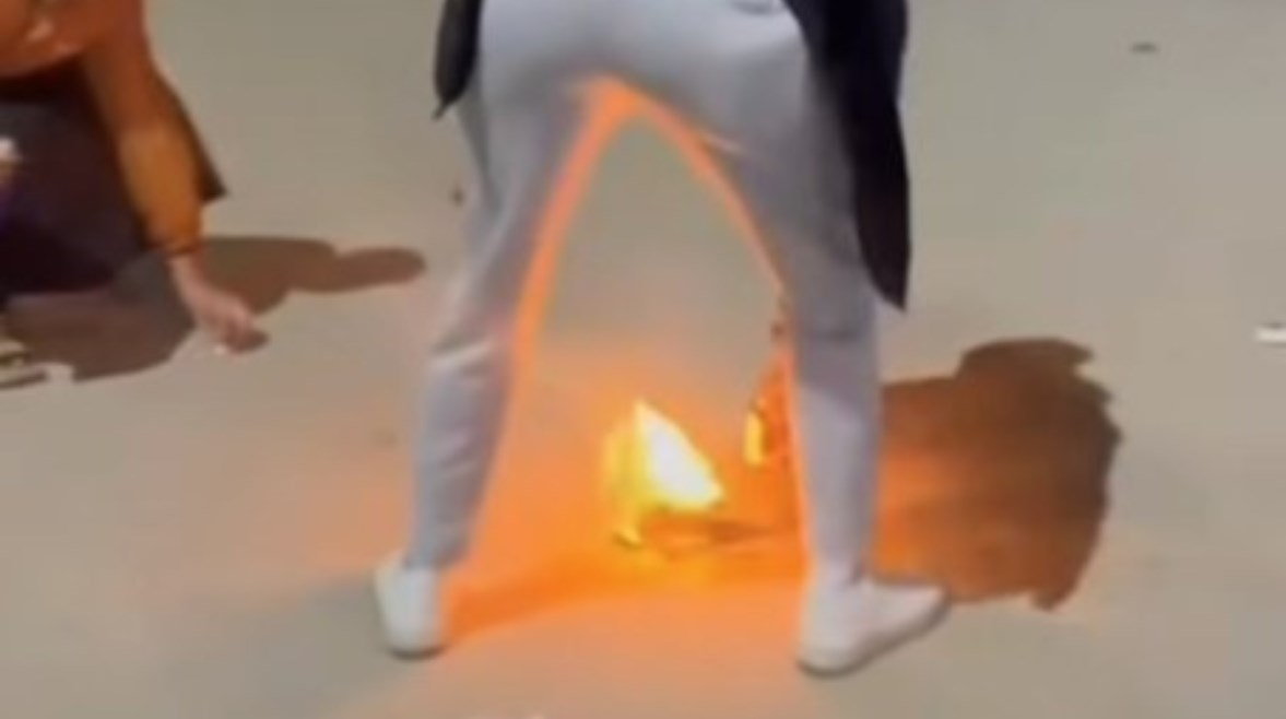 لحظة اشعال النيران في فأر صغير