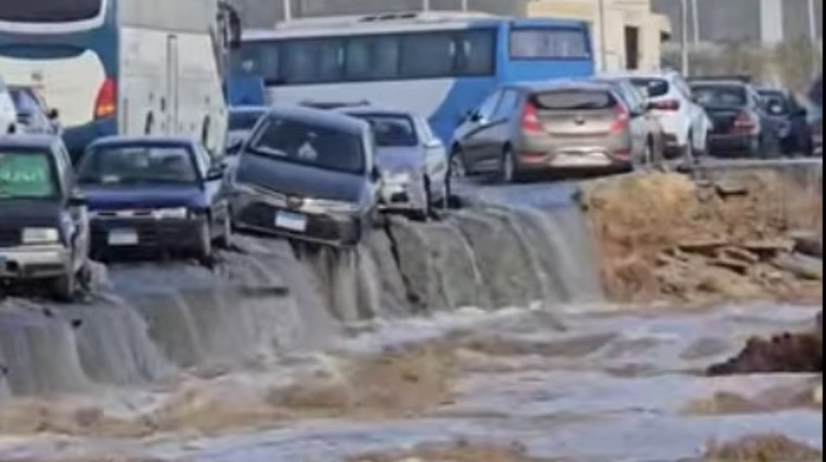 انفجار ماسورة مياه كبيرة بالقرب من معرض الكتاب - صورة متداولة