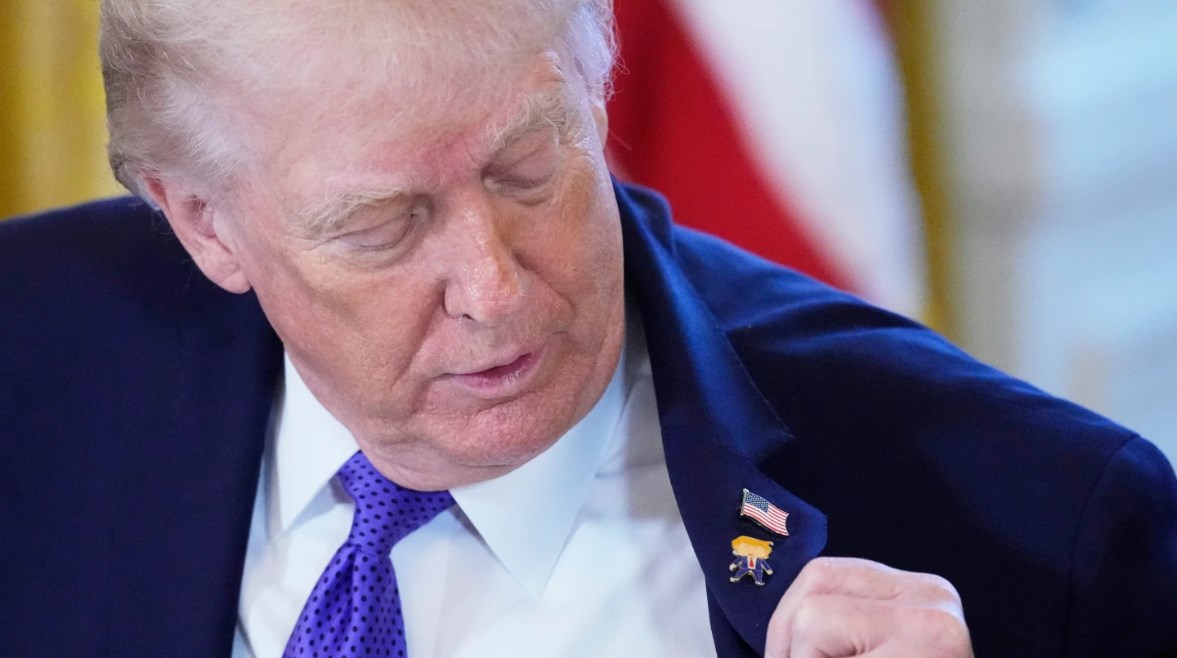 دبوس ترامب السعيد