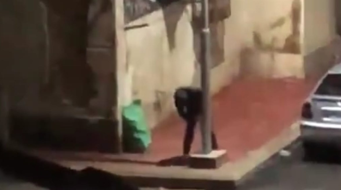 الأمن يفحص فيديو لسرقة أعمدة الإنارة في بورسعيد ويبحث عن المتهم