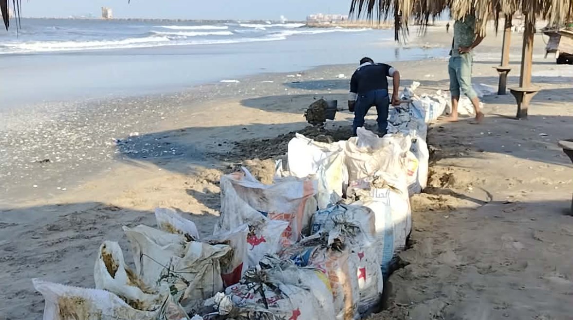 بشوال الرمل ومجرى بسيط.. شاب بورسعيدي يبتكر حلا ذكيا لحماية الشواطئ من النوات والمد والجزر