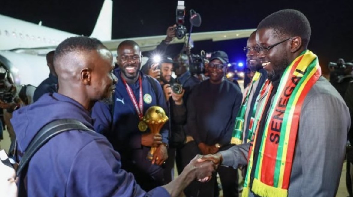 رئيس السنغال مع اللاعبين
