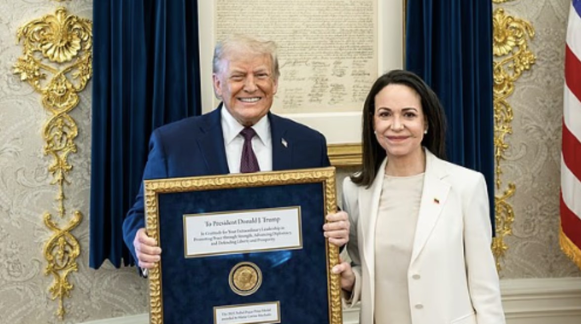 ماريا وترامب خلال إهدائه جائزة نوبل للسلام