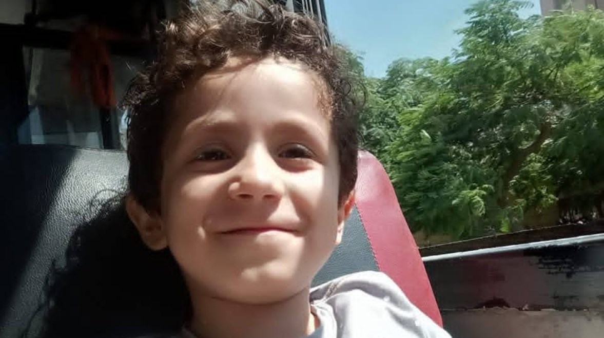 الطفل أحمد هاني مريض دوشين