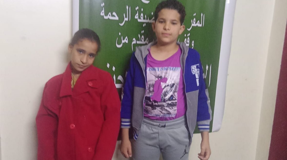 أحمد وشقيقته أثناء وجودهما بالمضيفة