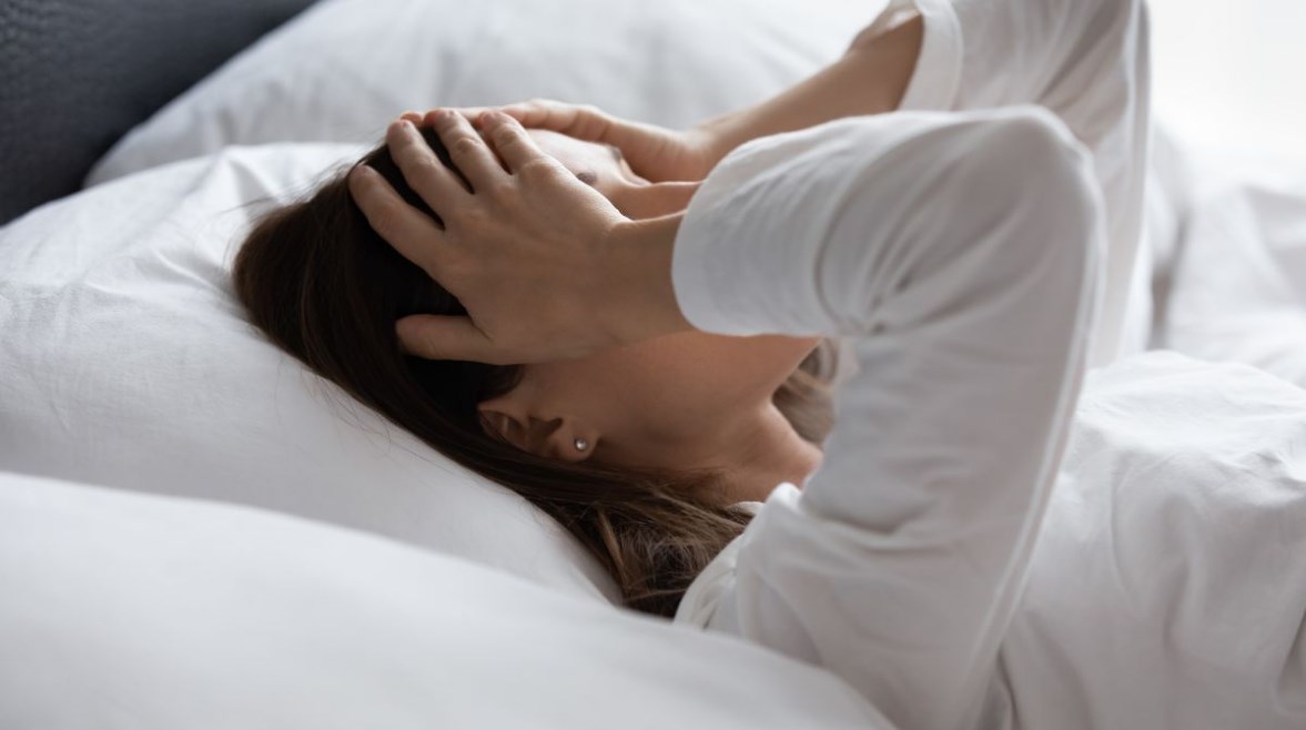 أضرار النوم على الوسائد