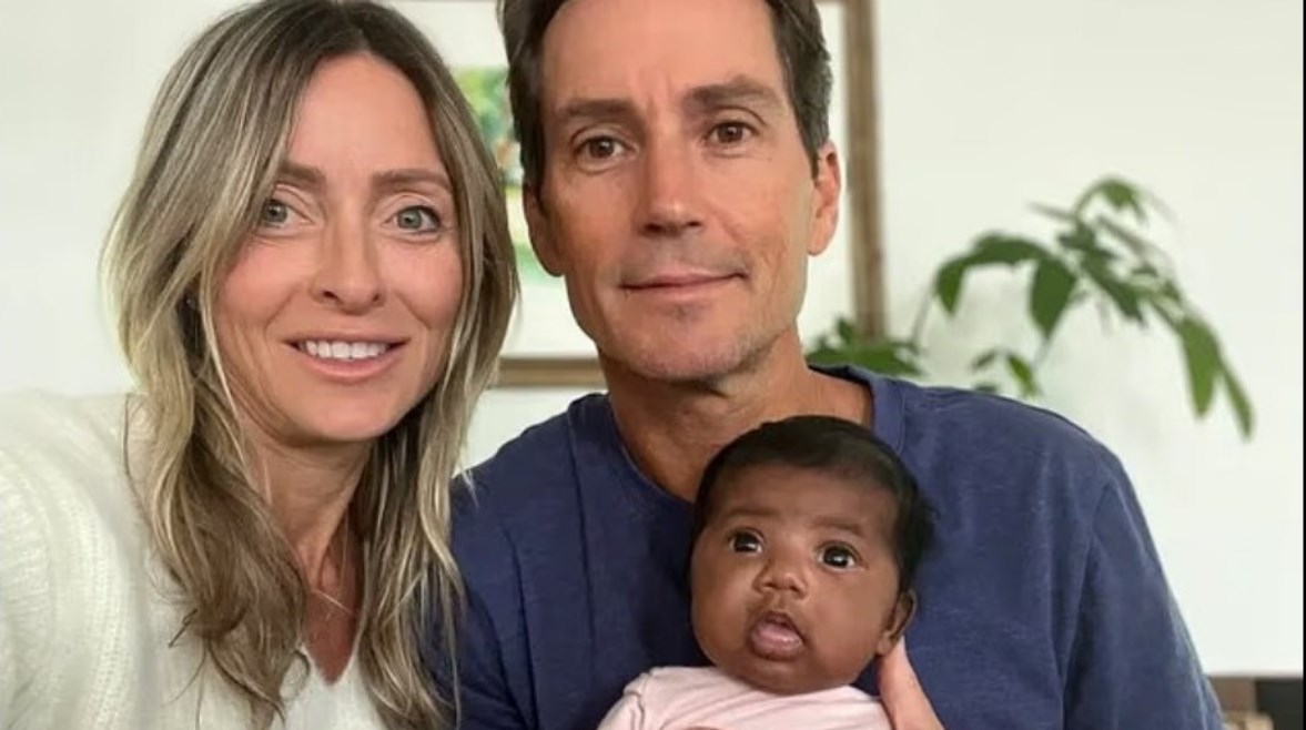 سكور وميلز وطفلتهما