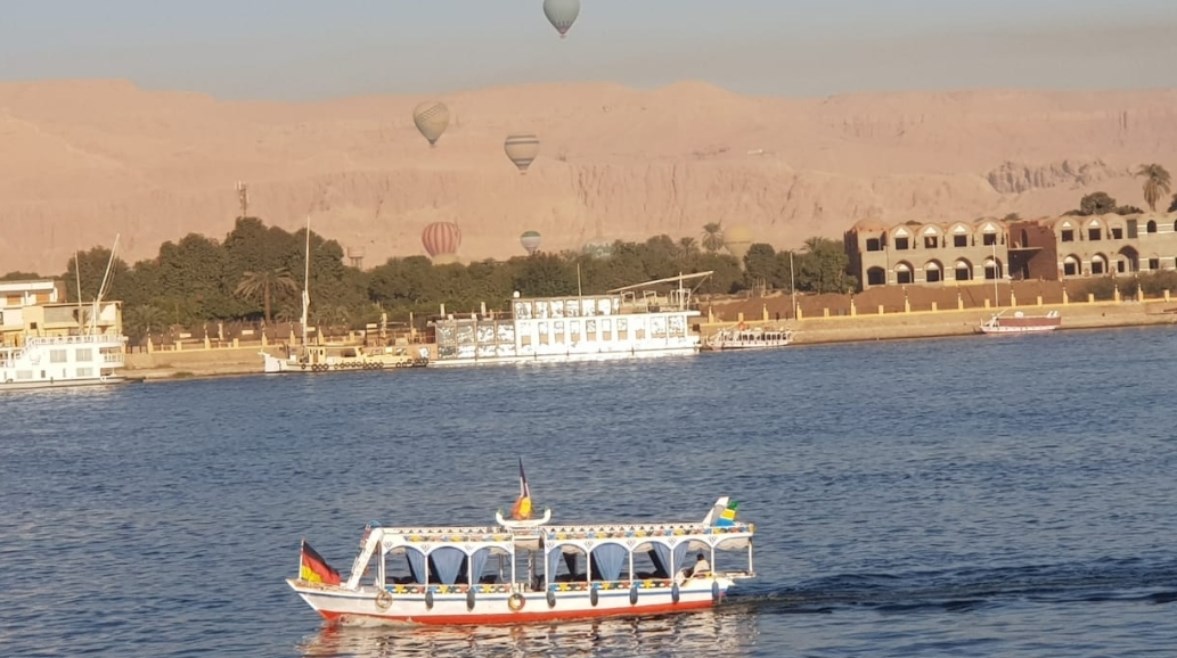 البالون الطائر يزين سماء الأقصر 