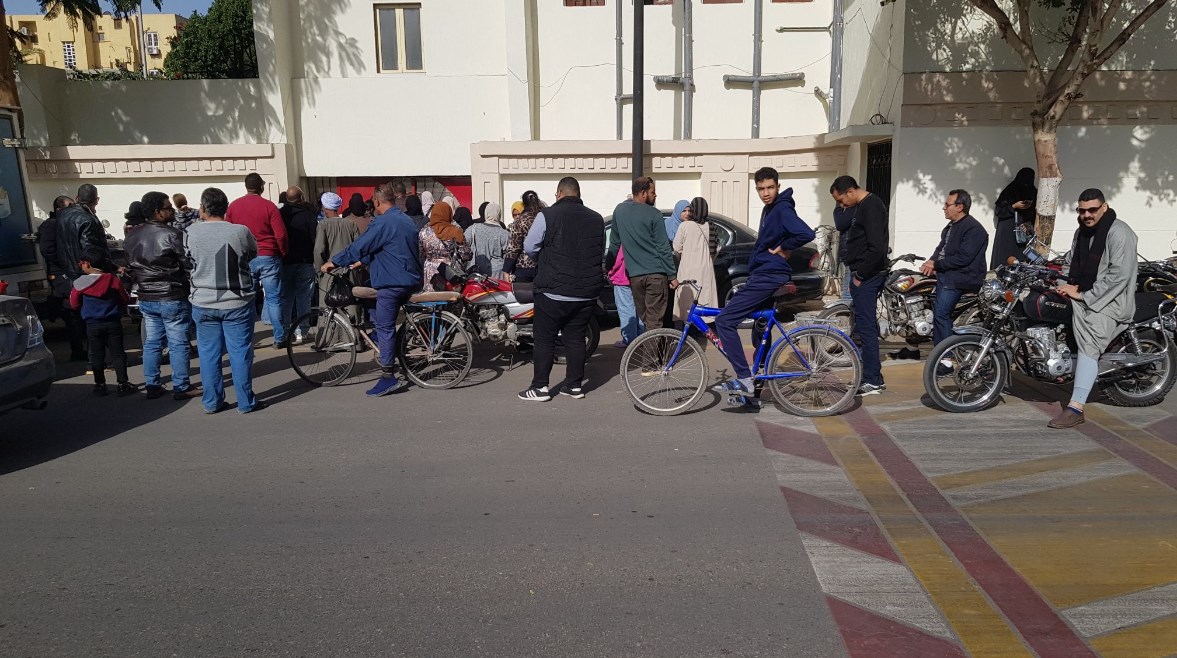 أولياء الأمور أثناء انتظار أبنائهم التلاميذ أداء امتحان اللغة العربية بالأقصر