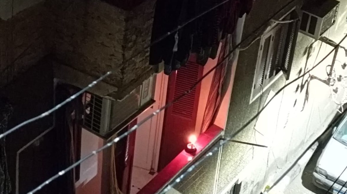 شرفات المنازل تتزين بالاحتفالات 