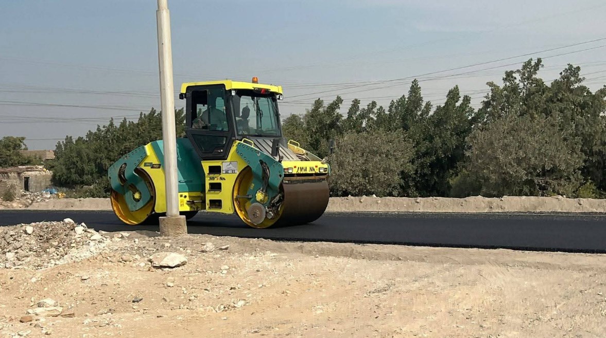 رصف الطريق بقنا