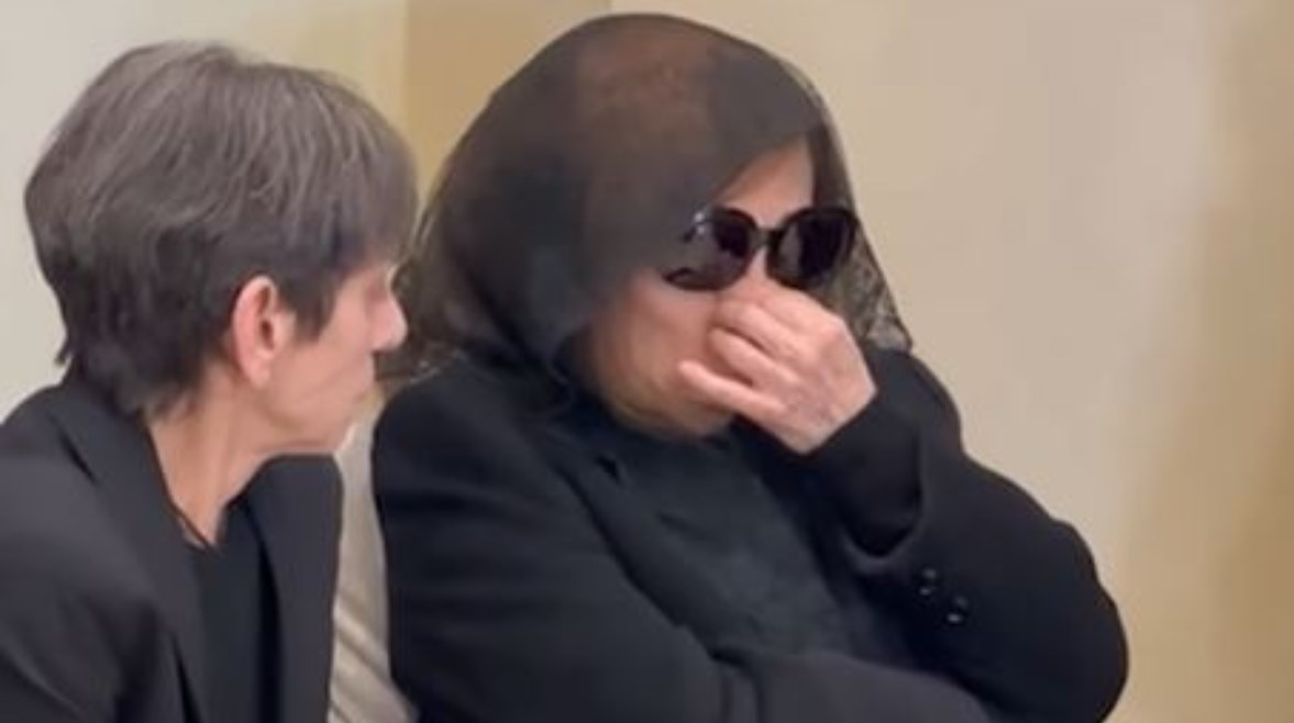 بكاء فيروز في جنازة نجلها