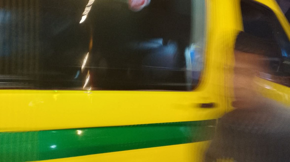 صورة سيارة الاسعاف من مكان الحادث 