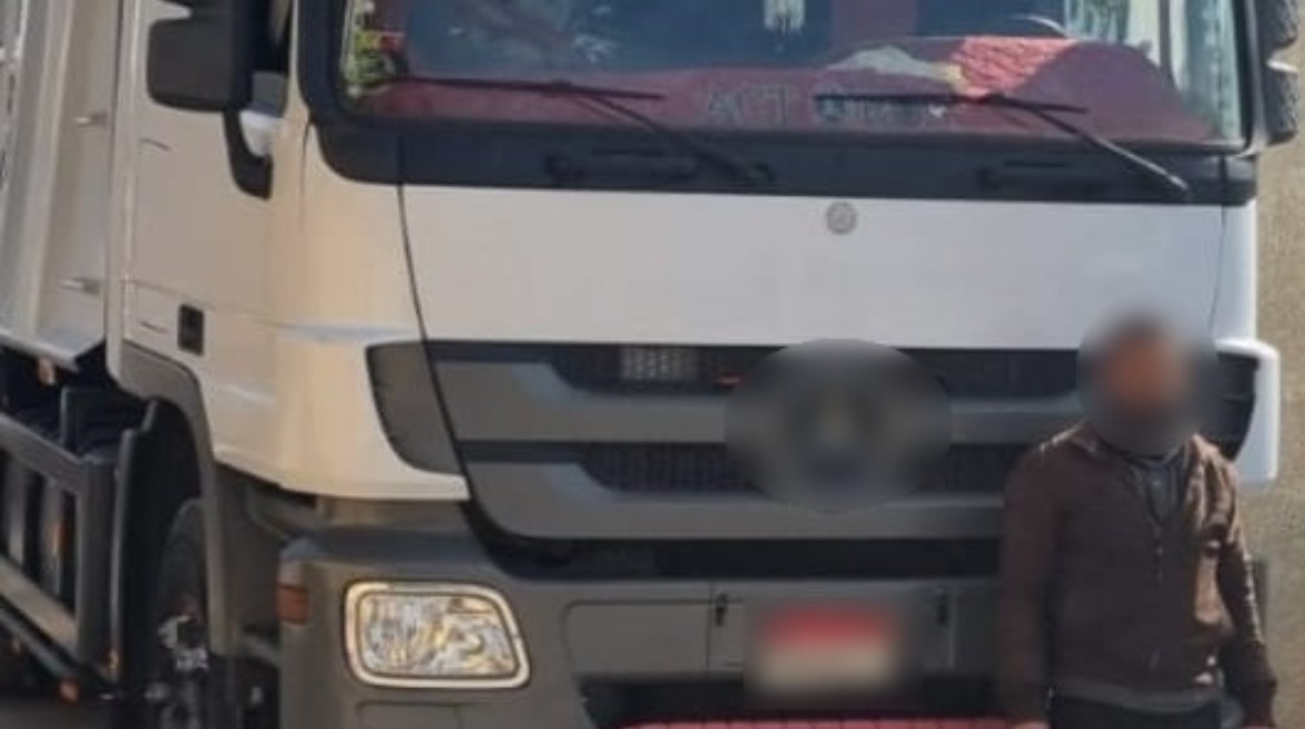 في الشرقية، ضبط سائق سيارة نقل اصطدم بسيارة امرأة وفر هاربًا 