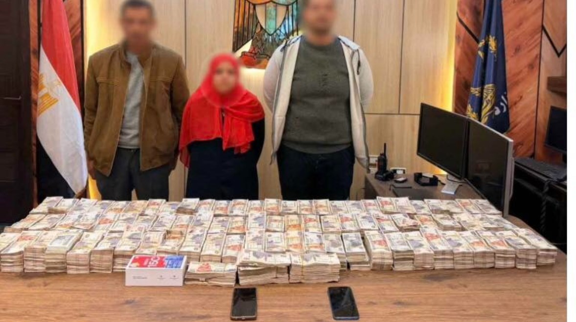 المتهمين بعد ضبطهم 