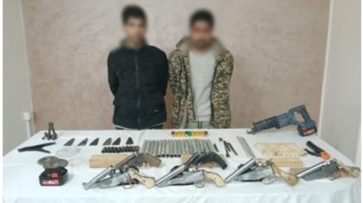 المتهمين بعد ضبطهم والمضبوطات 