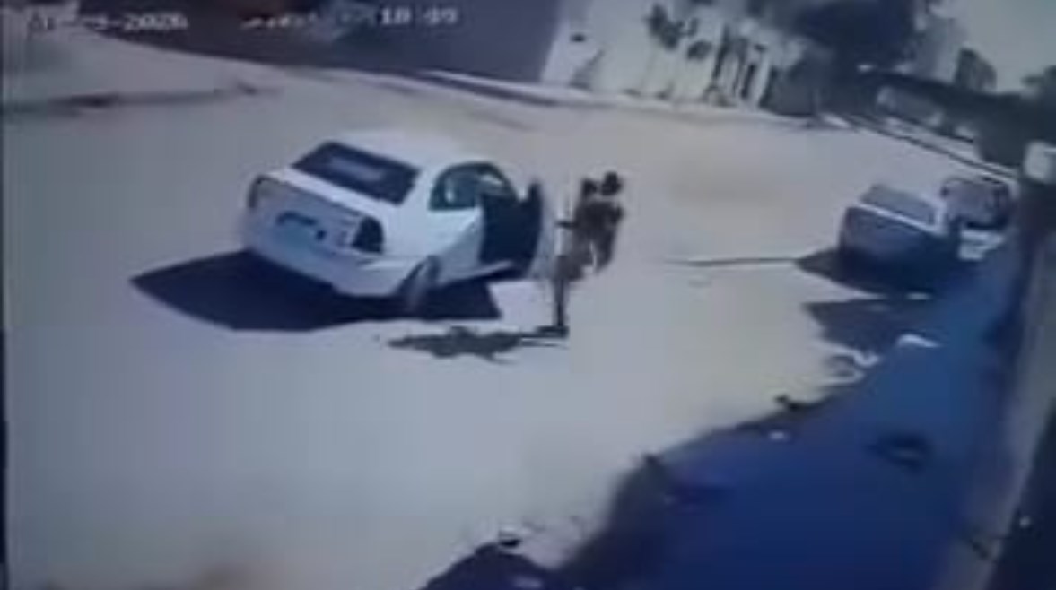 لقطة من فيديو خطف طفل داخل سيارة بالعاشر من رمضان 