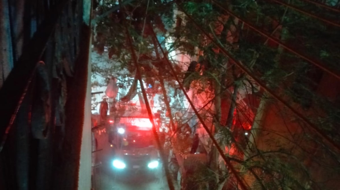 جانب من حريق شقة عزبة النخل 