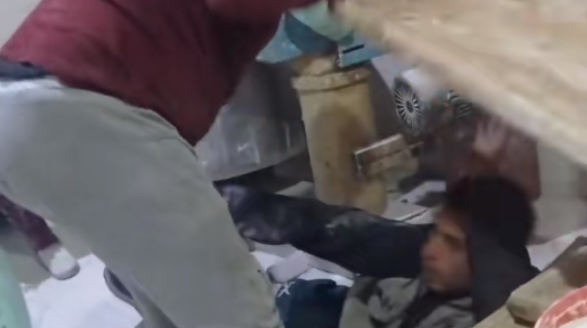 جانب من فيديو الاعتداء على شخص داخل مخبز 