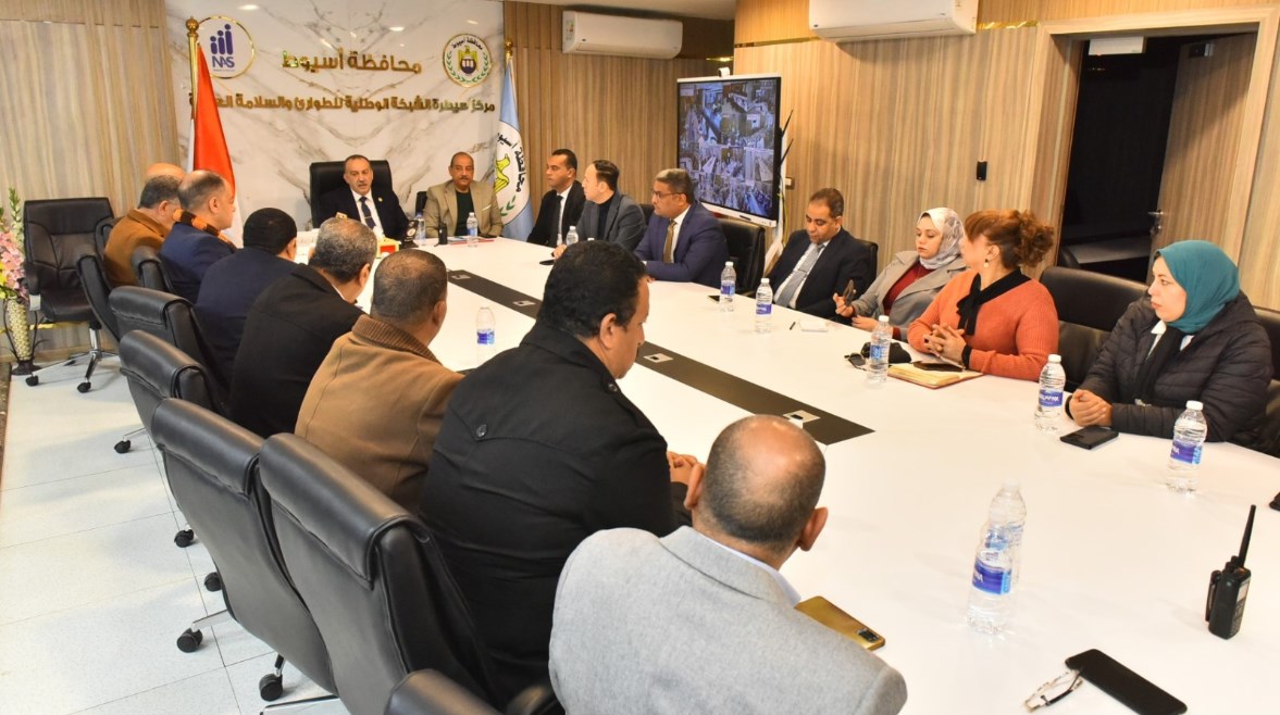 محافظ أسيوط أثناء متابعة سير العملية الانتخابية